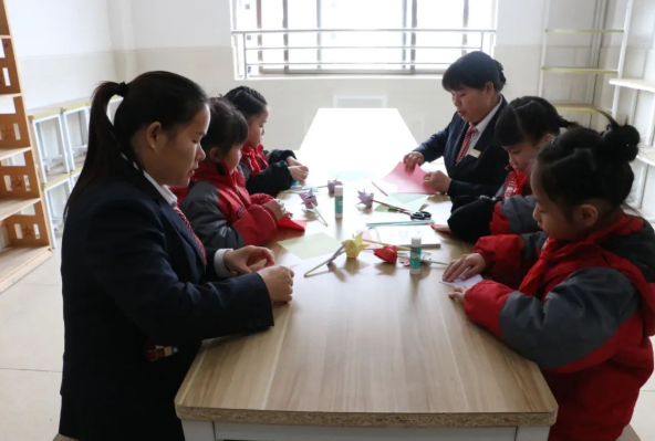 贺外学子感恩献礼 巾帼园丁育梦扬辉—— 贺州外国语学校妇女节感恩教育活动