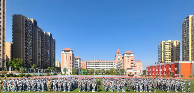 迷彩砺青春，启航新征程——贺州外国语学校举行新生军训开营仪式