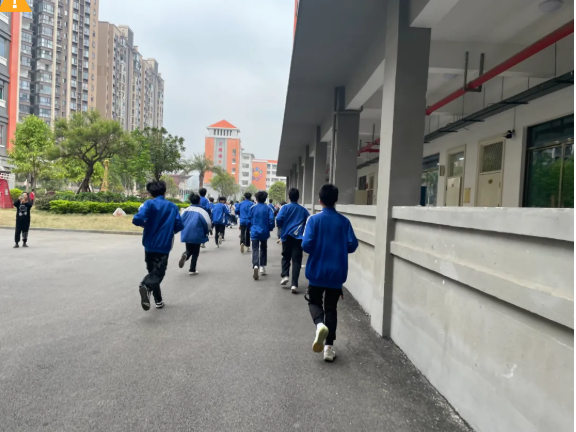 以练筑防，共护校园安全—贺州外国语学校开展地震应急疏散演练