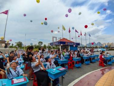 【开笔启智、礼润童心】贺州外国语学校小学部 2025年秋季学期一年级开笔礼活动纪实