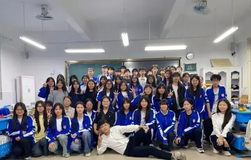 一场关于青春与团结的奔赴——高244班班级凝聚力建设活动