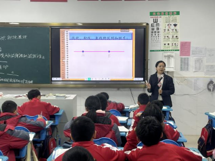 让数学课堂迸发智慧的火花——贺州外国语学校教师公开课教研活动（五）