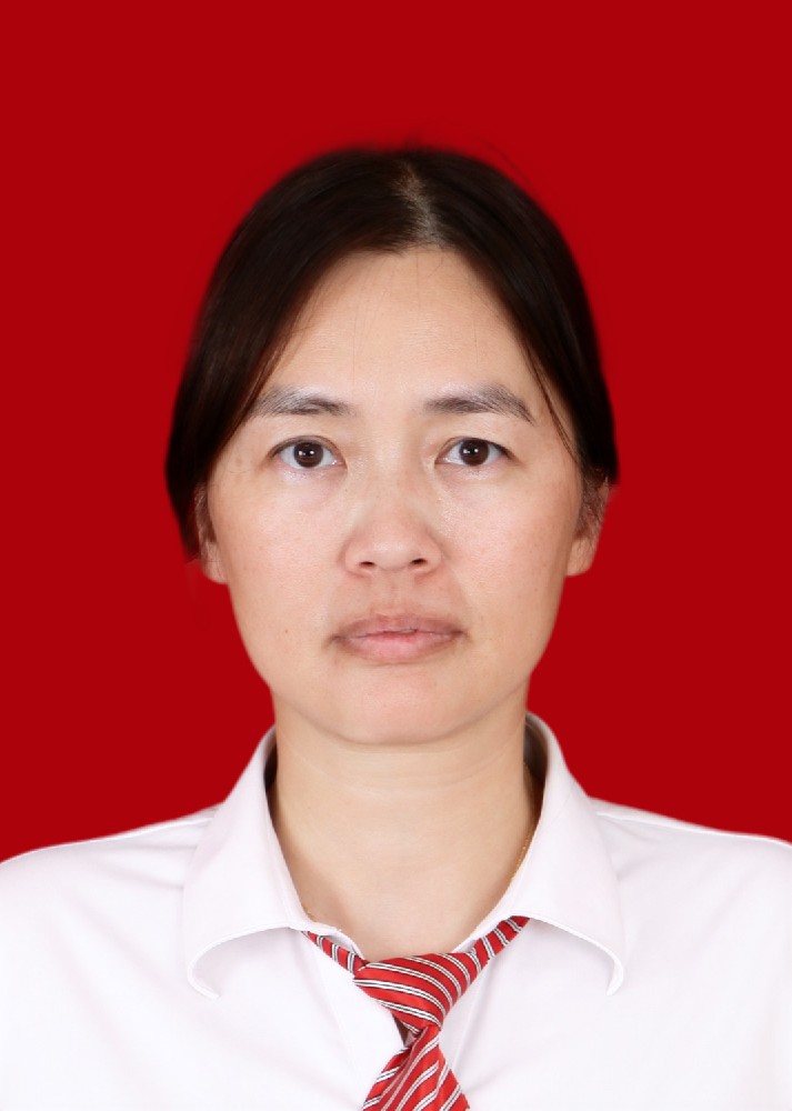 初中部教学副校长——李洁萍