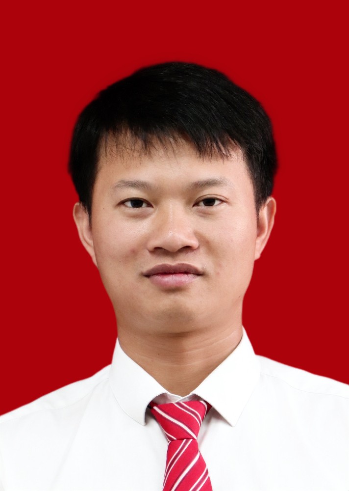 高中部教务副主任——何豪