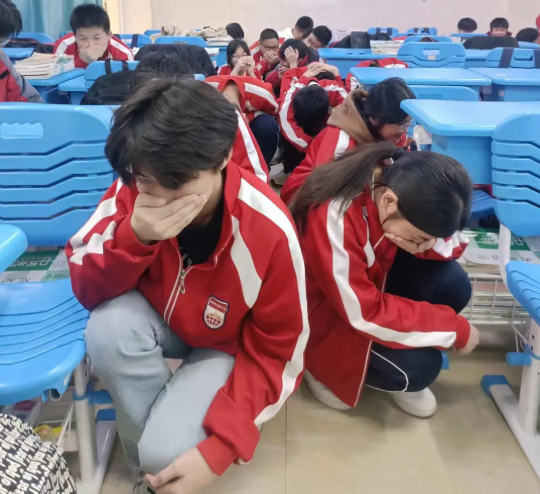 以“演”筑防，安全相伴——贺州外国语学校初中部开展2023年春季消防演练