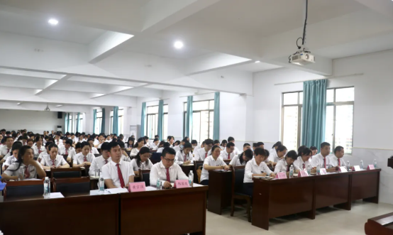 贺州外国语学校2024年春季学期第二次全体教职工大会顺利召开