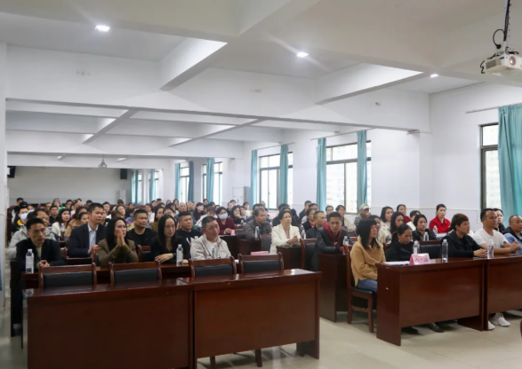 赴爱之约 共育美好 ——贺州外国语小学六年级家长会