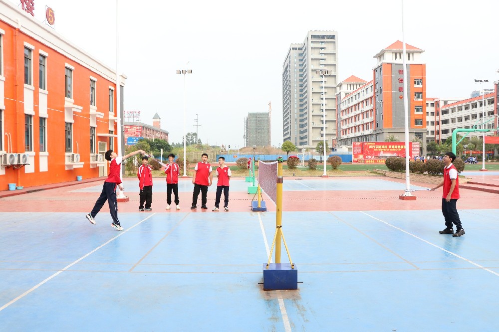 学校开设周末托管服务，家长无需频繁接送，解决学生回家无人 看管沉迷手机问题。