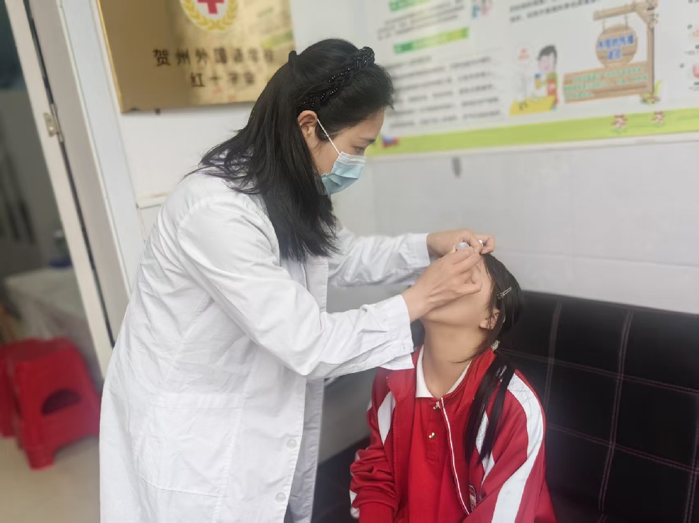 学校提供24小时校医轮值服务，保障学生在校期间的身体健康。