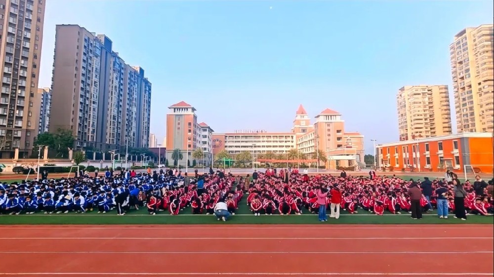 以练筑防 安全同行丨贺州外国语学校开展消防安全疏散演练