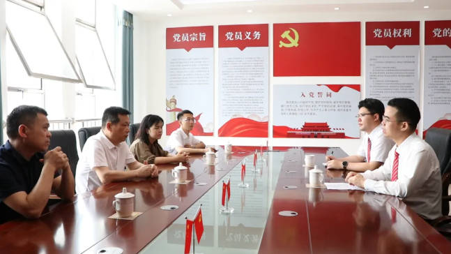 市政协副主席、市中华职业教育社主任罗扬生莅临贺州外国语学校调研指导